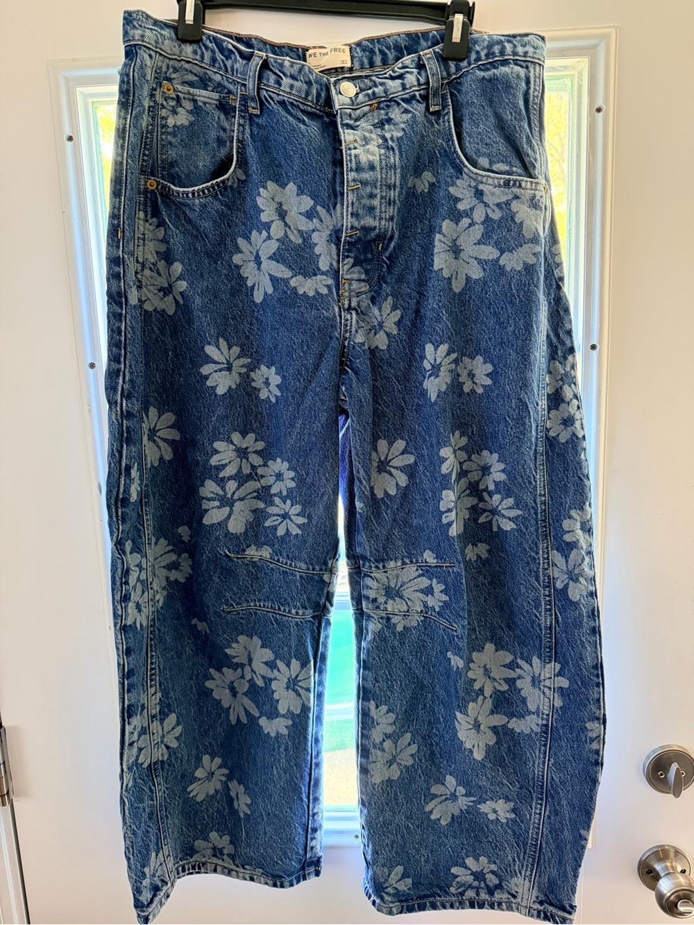 NWOT We The Free/ Free People
Good Luck Printed Barrel Jeans
Laser Daisy Size 32